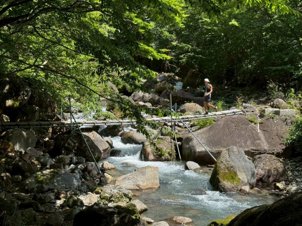 ランナーが川の上を走り抜ける様子