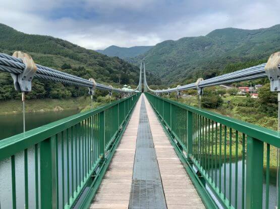 もみじ谷大吊橋。塩原渓谷にかかる全長約320mの吊橋で、塩原スパトレイルのスタート地点。